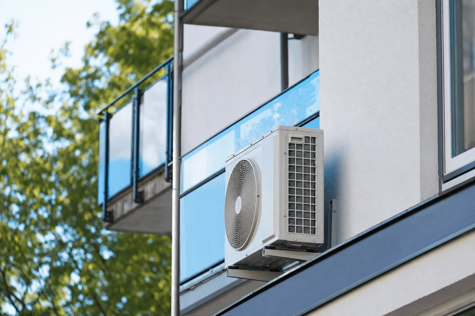 Außengerät einer Split-Klimaanlage an einem Mehrfamilienhaus im Sommer